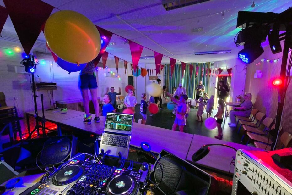 Een foto als momentopname van de minidisco gedurende speeltuindag 2025 bij Speeltuinvereniging Lammerenburg.
