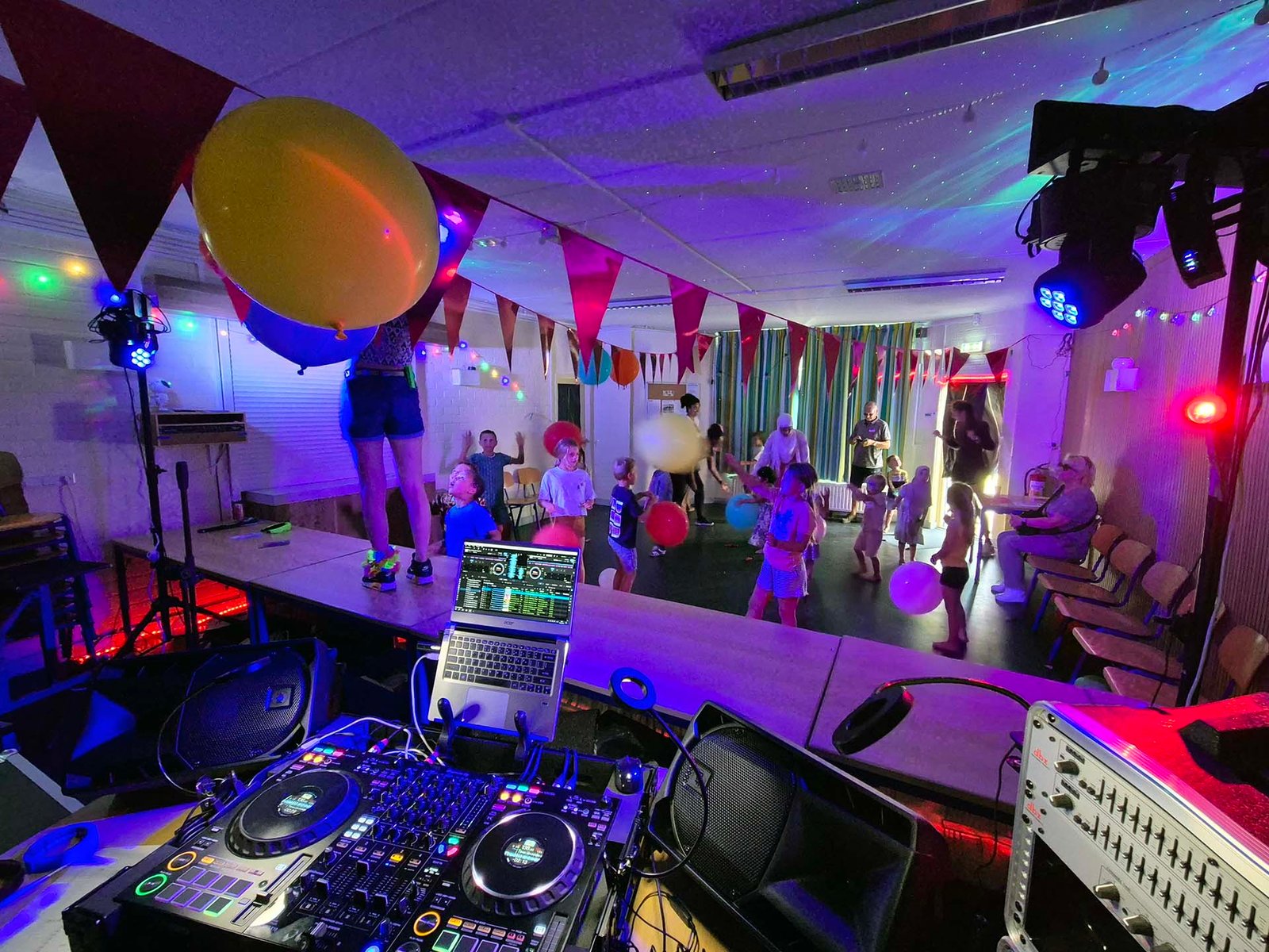 Een foto als momentopname van de minidisco gedurende speeltuindag 2025 bij Speeltuinvereniging Lammerenburg.