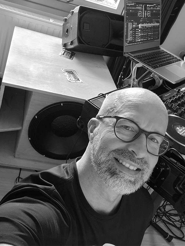 Robert tijdens de initiële testfase met betrekking tot de ontwikkeling van een zeer hoogwaardige festival-grade subwoofer.